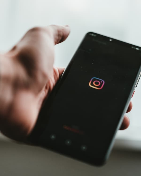 Persona usando Instagram en celular
